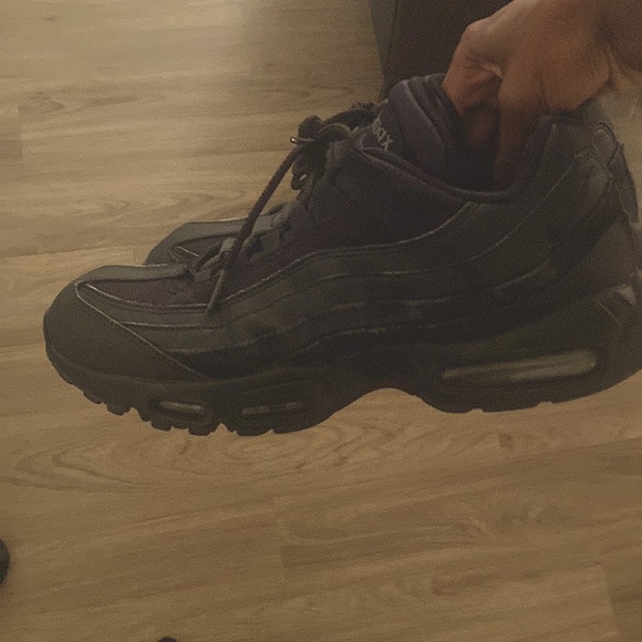 Looking to sell my Airmax 95there in a size 11.5 small damage to pull tab.